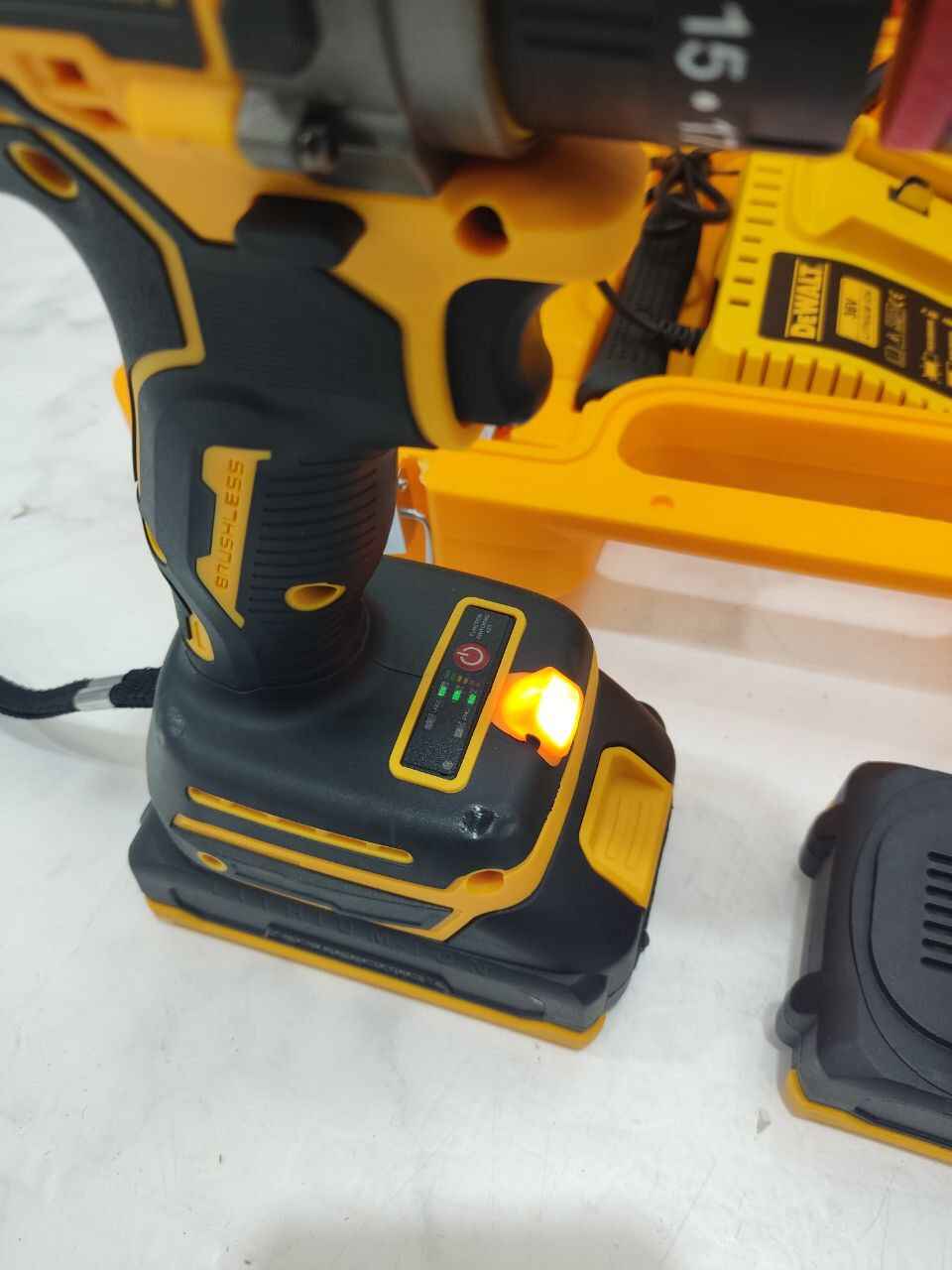 دریل شارژی 36 ولت دیوالت سه نظام فلزی